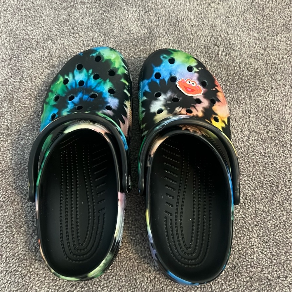 Black tye-dye crocs, wmns 11 men’s 9, 1 jibbit